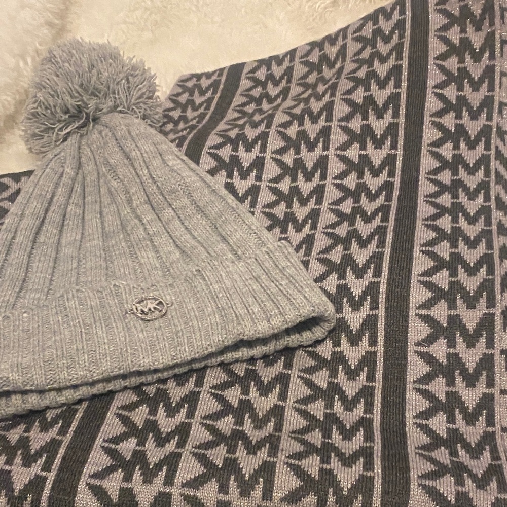 Michael kors Gray Knit Beanie and Scarf Set nwot